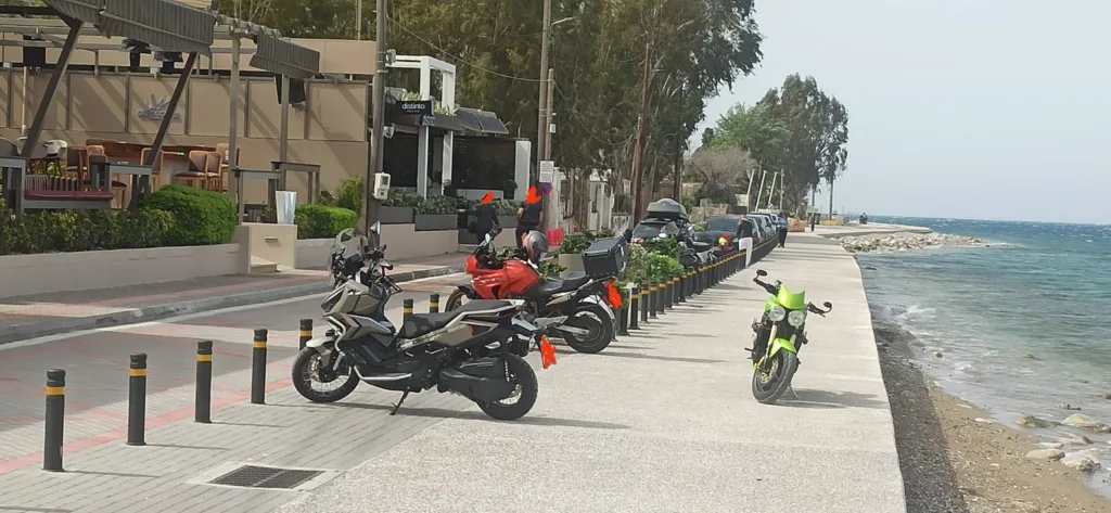 Ρίο: Εκλεισε, λόγω ασυδοσίας στο παρκάρισμα, η νέα παραλιακή οδός ΦΩΤΟ