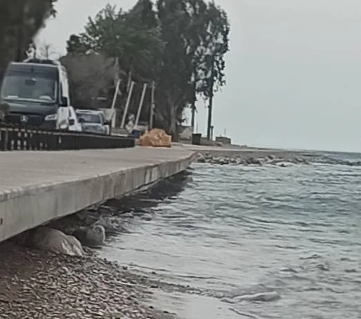 Ρίο: Εκλεισε, λόγω ασυδοσίας στο παρκάρισμα, η νέα παραλιακή οδός ΦΩΤΟ