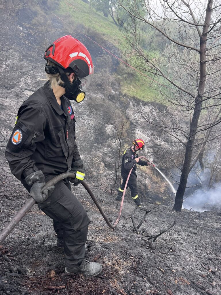 Η ομάδα Αχαιός ΕΟΠΠ σε εθελοντική δράση στην πυρκαγιά της Ακράτας ΦΩΤΟ