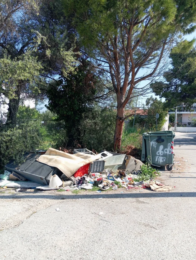 Πάτρα: Τραγική η κατάσταση με τα σκουπίδια - Παντού βρωμιά και ασυνειδησία ΦΩΤΟ 35 Πάτρα: Τραγική η κατάσταση με τα σκουπίδια - Παντού βρωμιά και ασυνειδησία ΦΩΤΟ