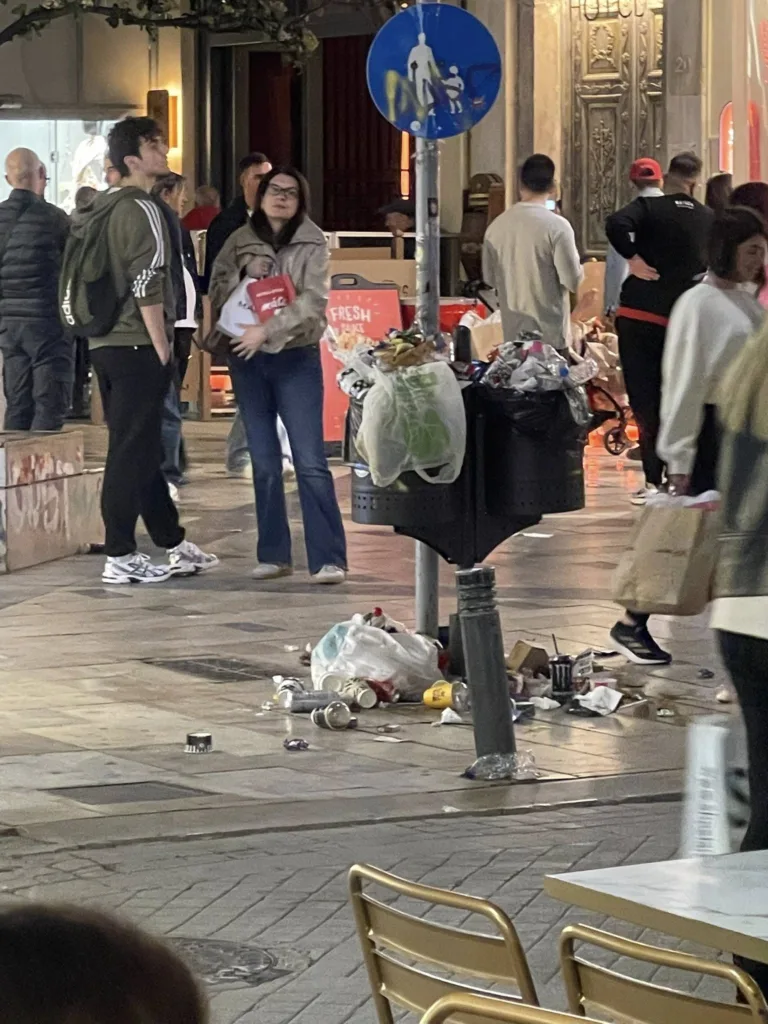 Πάτρα: Τραγική η κατάσταση με τα σκουπίδια - Παντού βρωμιά και ασυνειδησία ΦΩΤΟ