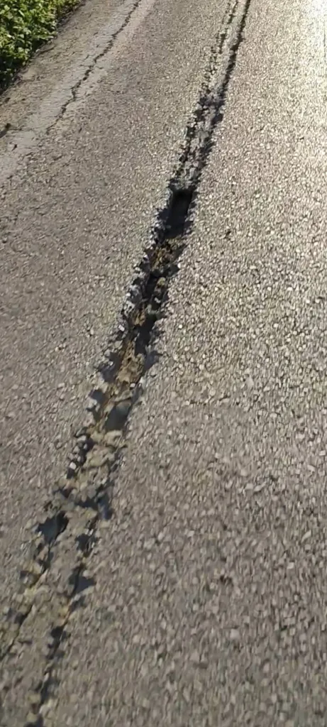 Αχαΐα: «Εσκασε» δρόμος και κατέστη επικίνδυνος ΦΩΤΟ