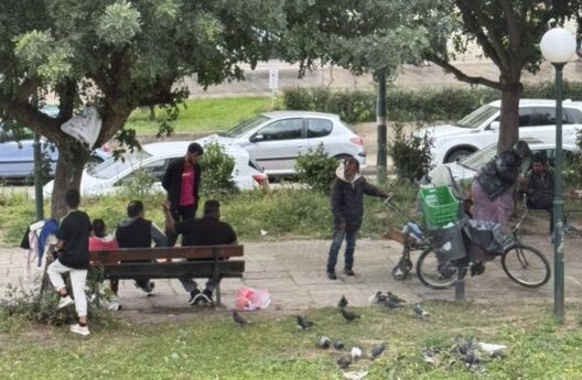 Πάτρα: Υπό κατάληψη Ρομά γνωστή πλατεία - «Πονοκέφαλος» για τους περιοίκους ΦΩΤΟ