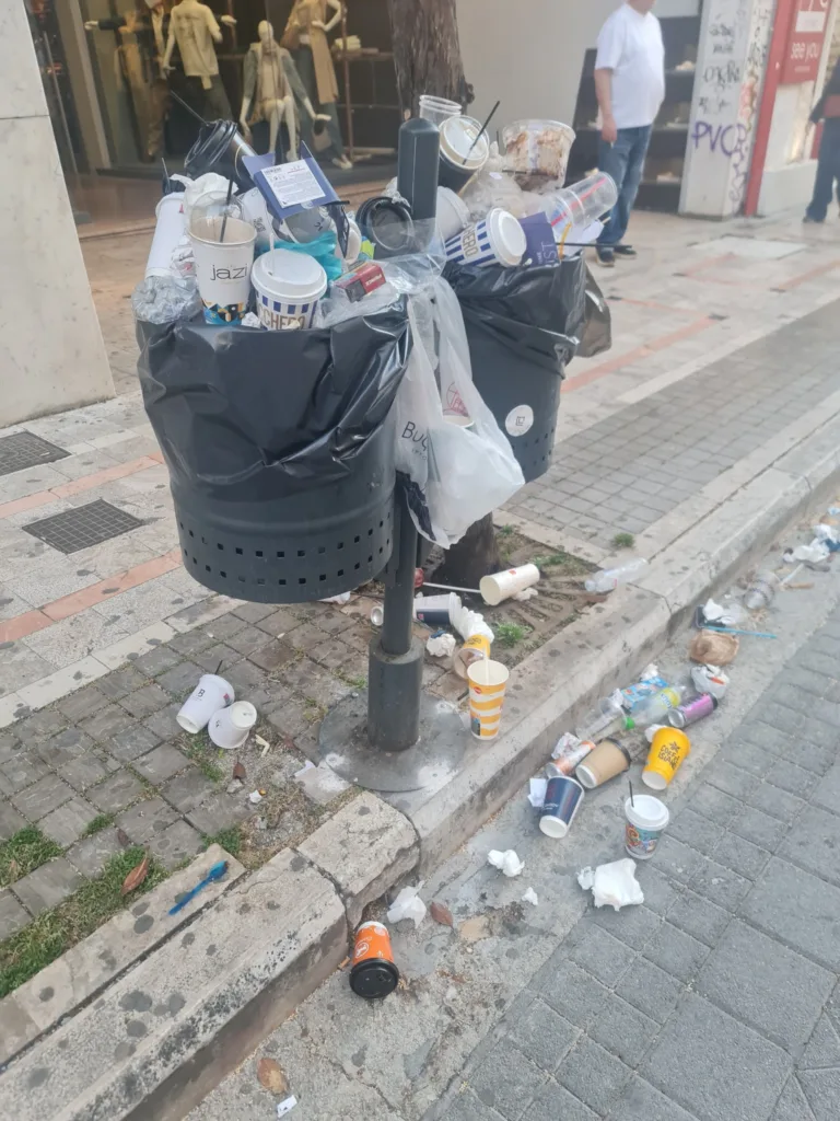 Πάτρα: Τραγική η κατάσταση με τα σκουπίδια - Παντού βρωμιά και ασυνειδησία ΦΩΤΟ 31 Πάτρα: Τραγική η κατάσταση με τα σκουπίδια - Παντού βρωμιά και ασυνειδησία ΦΩΤΟ