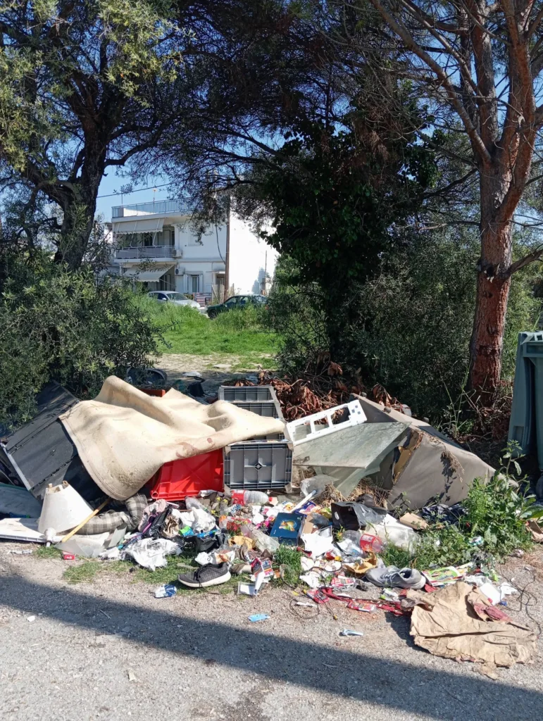 Πάτρα: Τραγική η κατάσταση με τα σκουπίδια - Παντού βρωμιά και ασυνειδησία ΦΩΤΟ 36 Πάτρα: Τραγική η κατάσταση με τα σκουπίδια - Παντού βρωμιά και ασυνειδησία ΦΩΤΟ