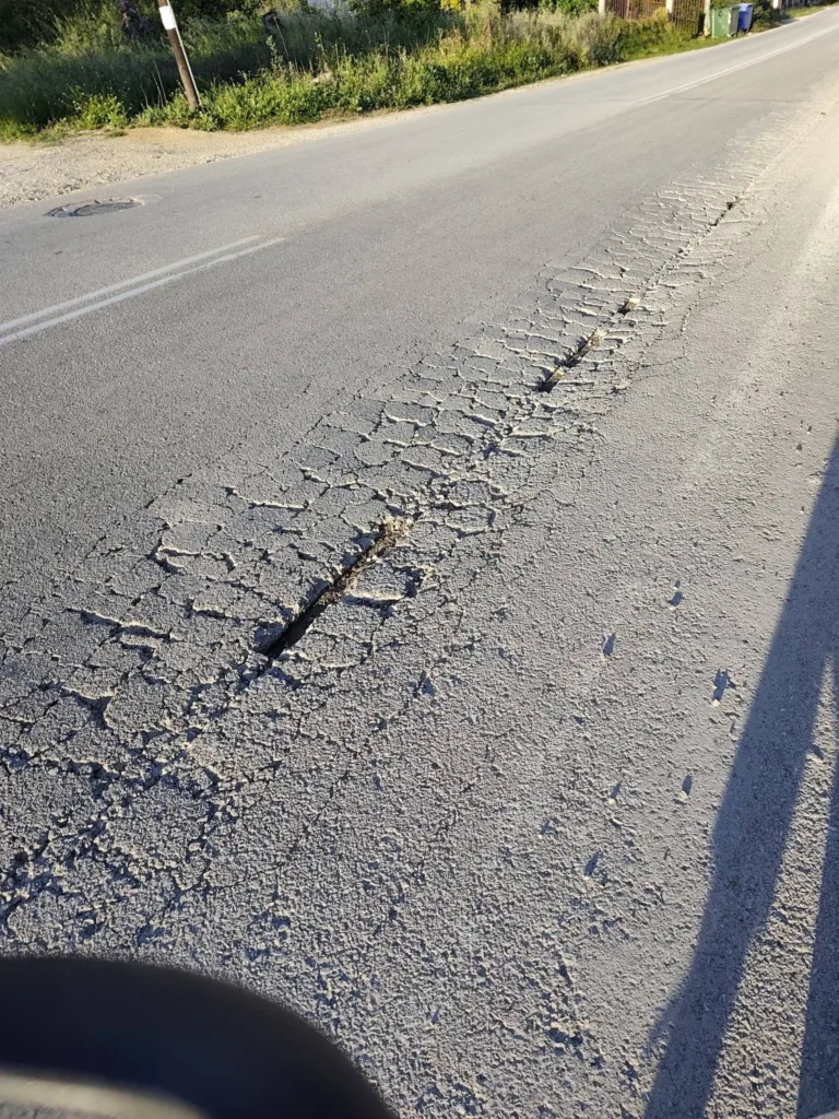 Αχαΐα: «Εσκασε» δρόμος και κατέστη επικίνδυνος ΦΩΤΟ