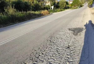 Αχαΐα: «Εσκασε» δρόμος και κατέστη επικίνδυνος ΦΩΤΟ