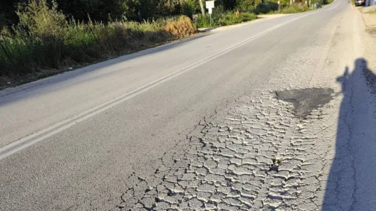 Αχαΐα: «Εσκασε» δρόμος και κατέστη επικίνδυνος ΦΩΤΟ