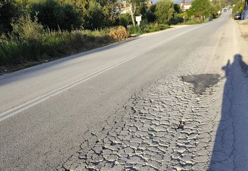 Αχαΐα: «Εσκασε» δρόμος και κατέστη επικίνδυνος ΦΩΤΟ