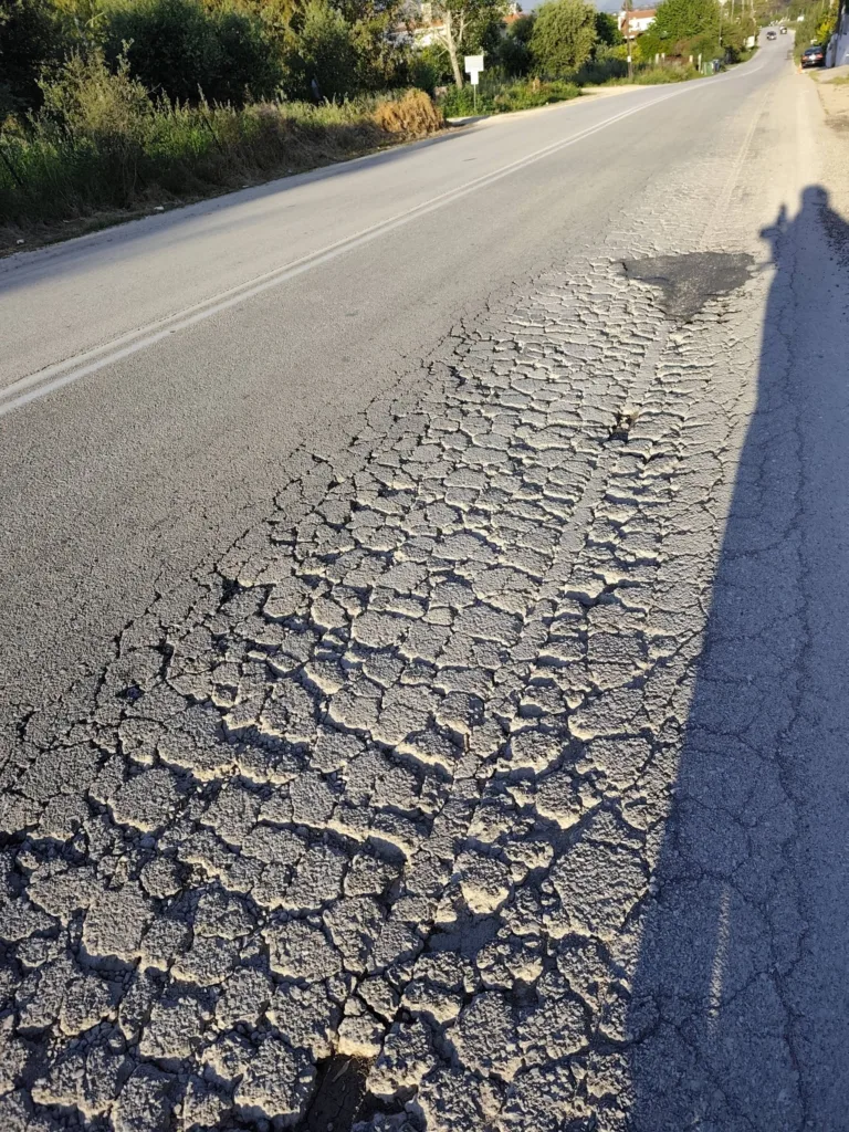 Αχαΐα: «Εσκασε» δρόμος και κατέστη επικίνδυνος ΦΩΤΟ