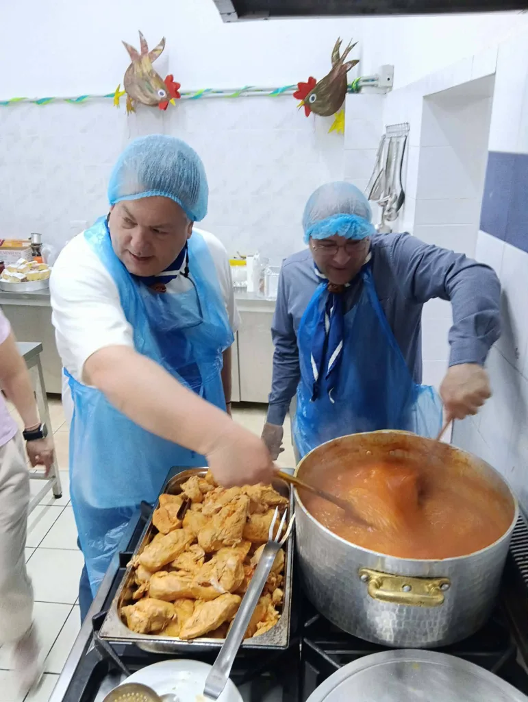 Στην Κουζίνα Αγάπης το 2ο Σύστημα Προσκόπων Πατρών ΦΩΤΟ