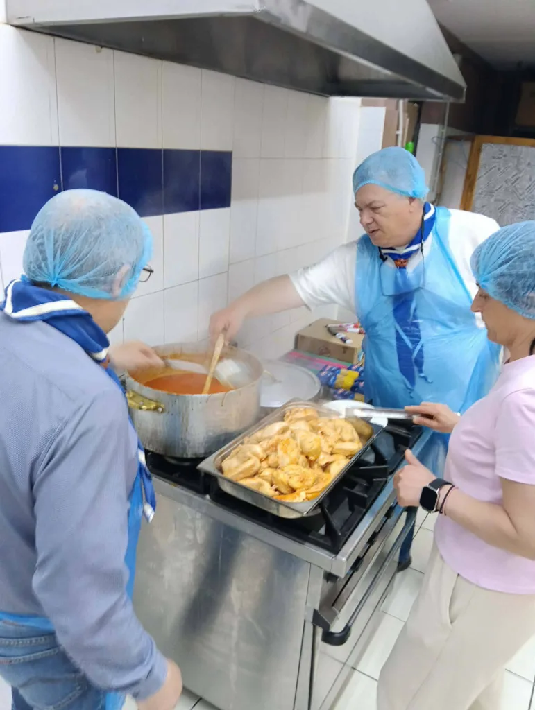 Στην Κουζίνα Αγάπης το 2ο Σύστημα Προσκόπων Πατρών ΦΩΤΟ