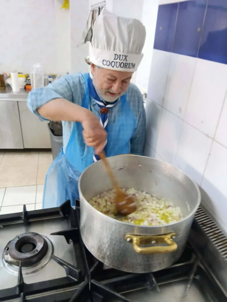 Στην Κουζίνα Αγάπης το 2ο Σύστημα Προσκόπων Πατρών ΦΩΤΟ