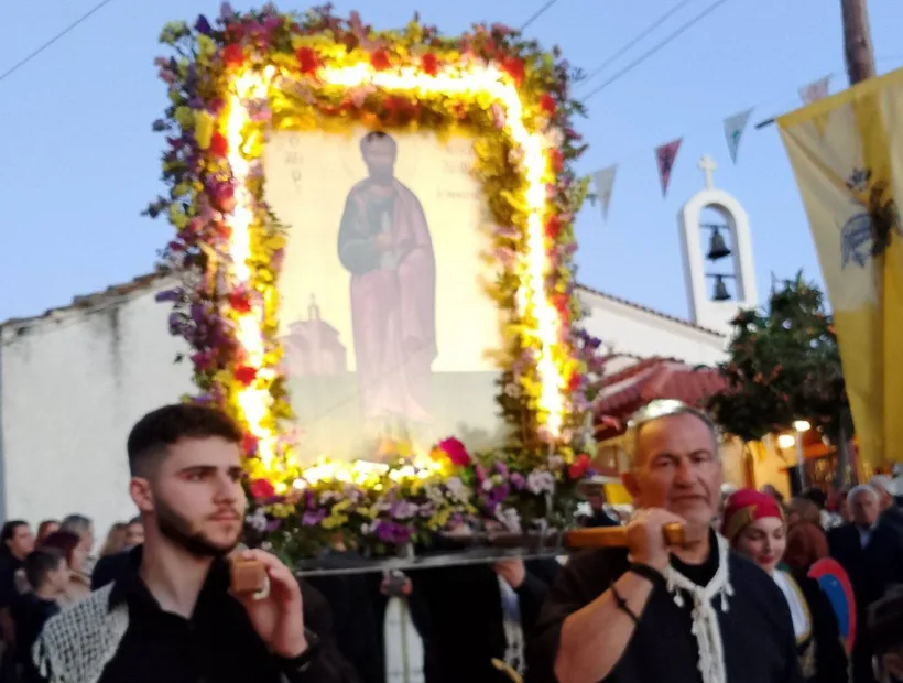 Περιφορά της εικόνας του Αγίου Νικοδήμου στο Ζαβλάνι Πατρών ΦΩΤΟ