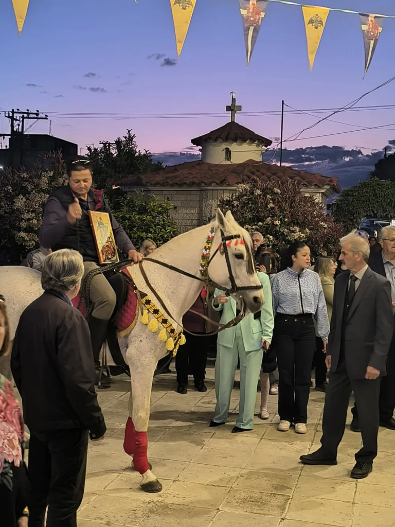 Πάτρα: Αλογο προσκύνησε την εικόνα του Αγίου Γεωργίου ΦΩΤΟ