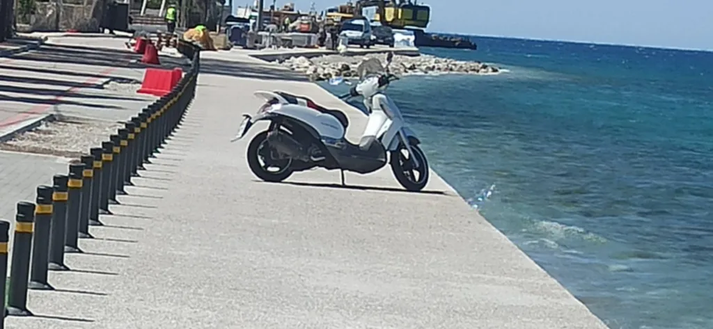 Ρίο: Εκλεισε, λόγω ασυδοσίας στο παρκάρισμα, η νέα παραλιακή οδός ΦΩΤΟ