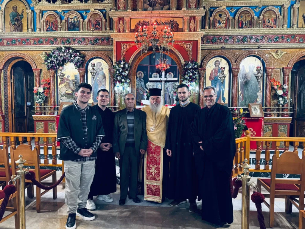 Πάτρα: Αλογο προσκύνησε την εικόνα του Αγίου Γεωργίου ΦΩΤΟ