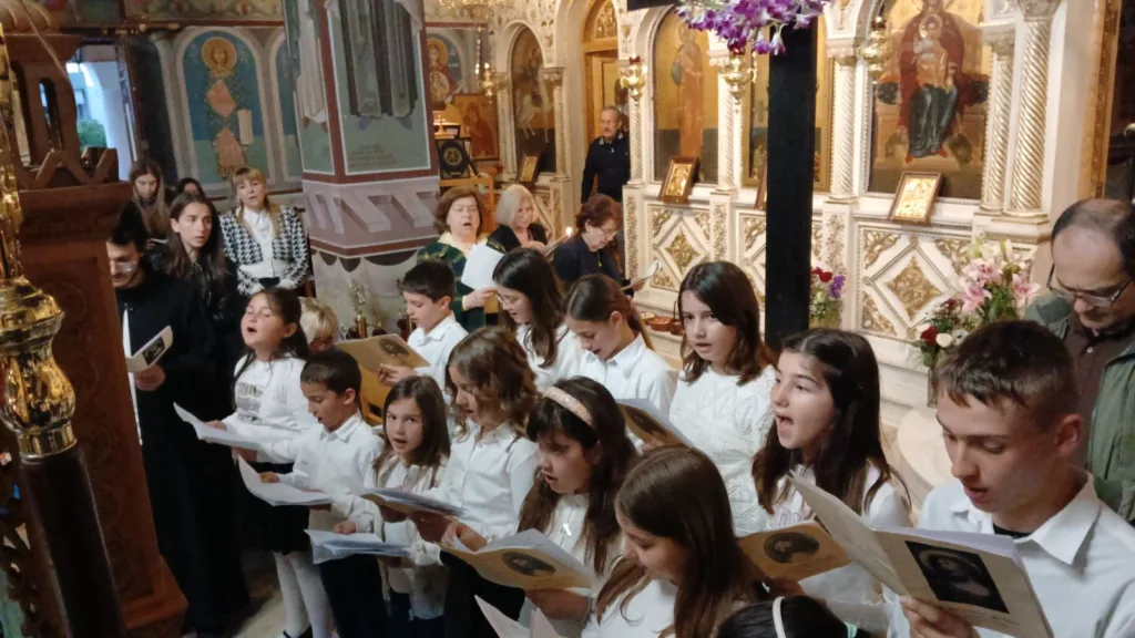 Παιδιά στο ψάλσιμο της Ζωοδόχου Πηγής, στην Παραλία Προαστίου ΦΩΤΟ