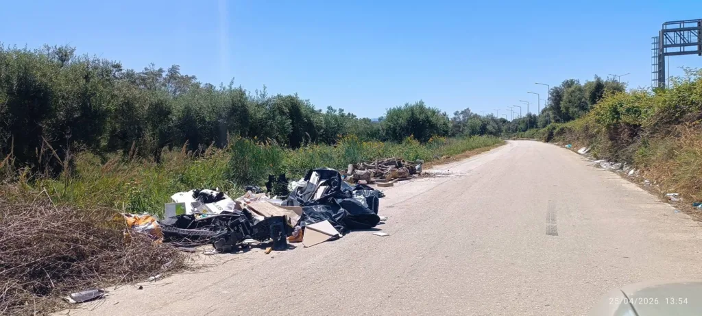 Μιντιλόγλι Πατρών: Σκουπίδια, σπίτια και μικρά παιδιά ΦΩΤΟ