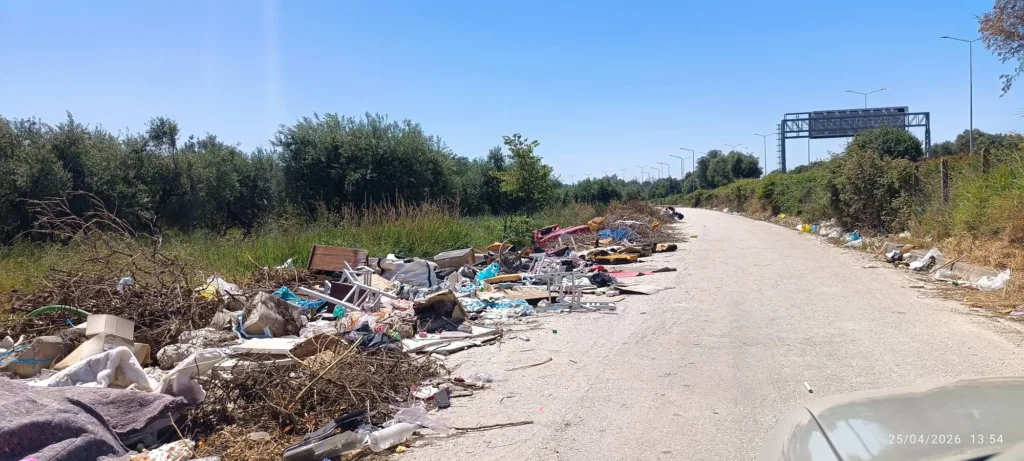 Μιντιλόγλι Πατρών: Σκουπίδια, σπίτια και μικρά παιδιά ΦΩΤΟ