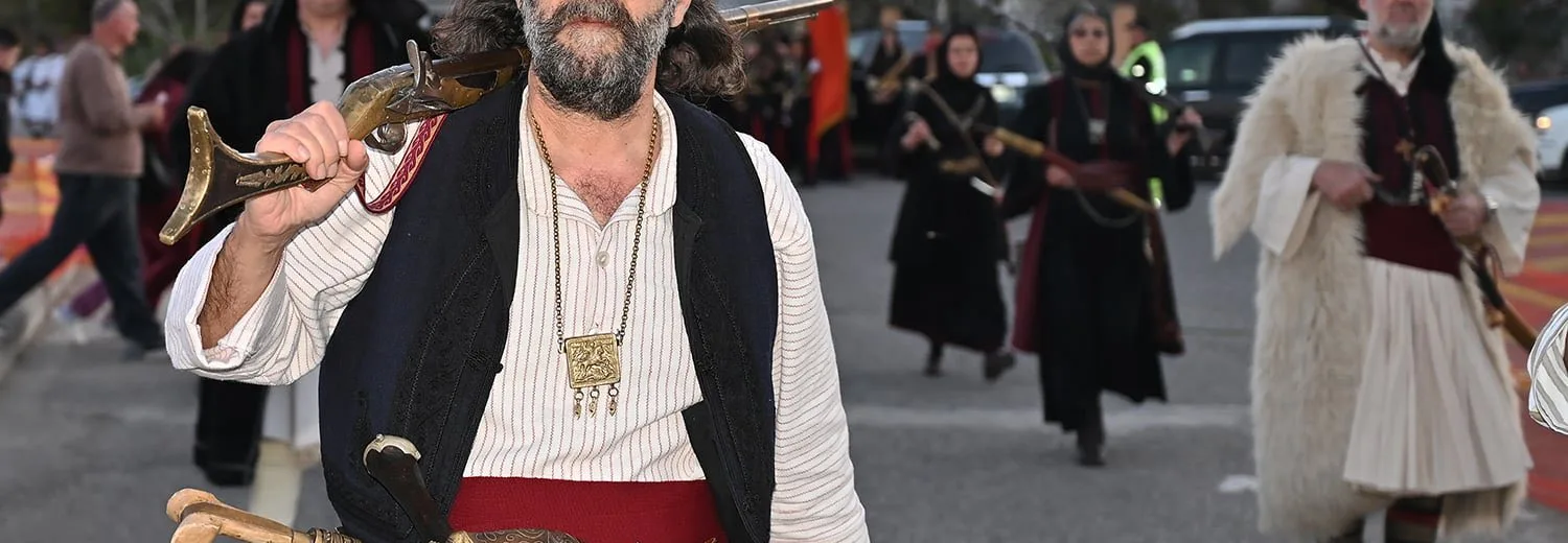 Το άγημα «Παναγιώτης Καρατζάς» Πάτρας στην απελευθέρωση της Ναυπάκτου ΦΩΤΟ