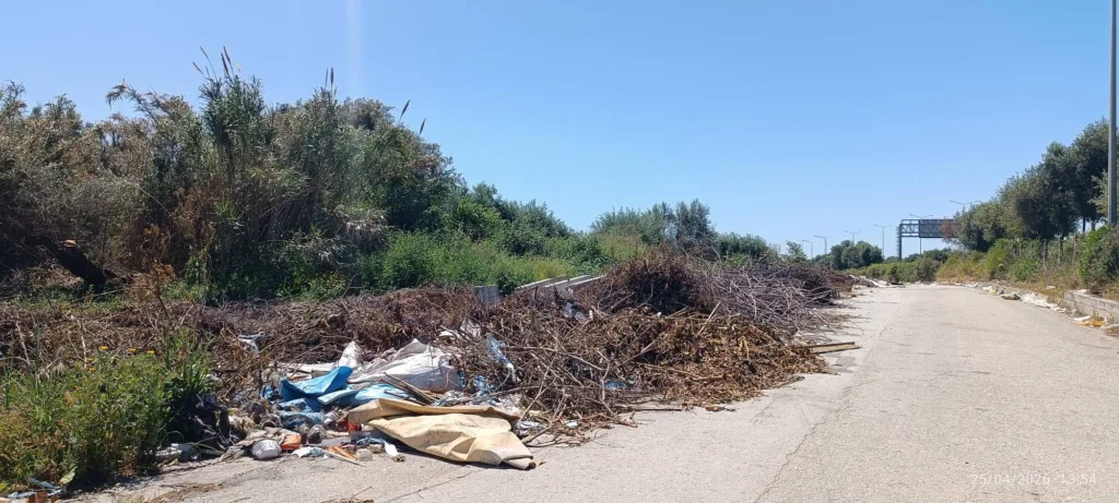 Μιντιλόγλι Πατρών: Σκουπίδια, σπίτια και μικρά παιδιά ΦΩΤΟ