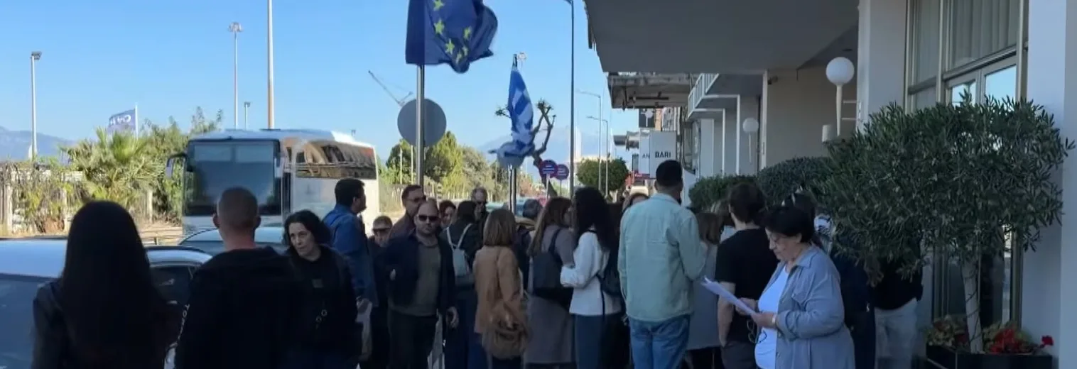 Πάτρα: Διαμαρτυρίες για απολύσεις στη ΔΥΠΑ...στην «Ημέρας Καριέρας»