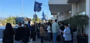 Πάτρα: Διαμαρτυρίες για απολύσεις στη ΔΥΠΑ...στην «Ημέρας Καριέρας»