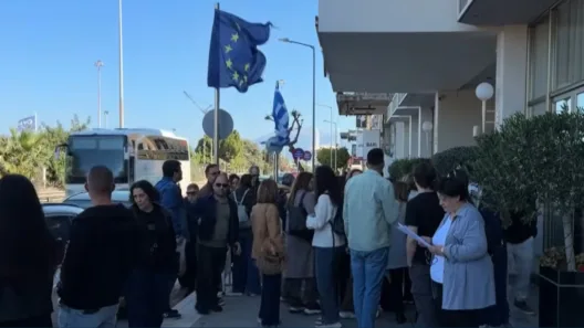 Πάτρα: Διαμαρτυρίες για απολύσεις στη ΔΥΠΑ...στην «Ημέρας Καριέρας»