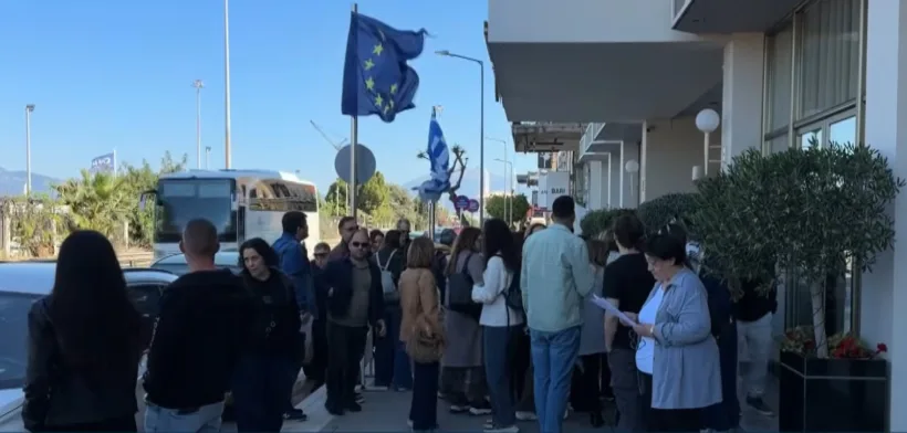 Πάτρα: Διαμαρτυρίες για απολύσεις στη ΔΥΠΑ...στην «Ημέρας Καριέρας»