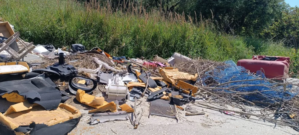 Μιντιλόγλι Πατρών: Σκουπίδια, σπίτια και μικρά παιδιά ΦΩΤΟ