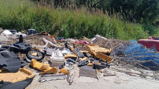 Μιντιλόγλι Πατρών: Σκουπίδια, σπίτια και μικρά παιδιά ΦΩΤΟ