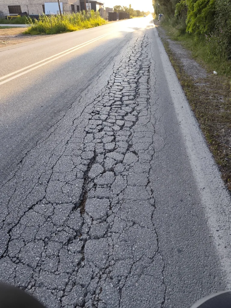 Αχαΐα: «Εσκασε» δρόμος και κατέστη επικίνδυνος ΦΩΤΟ