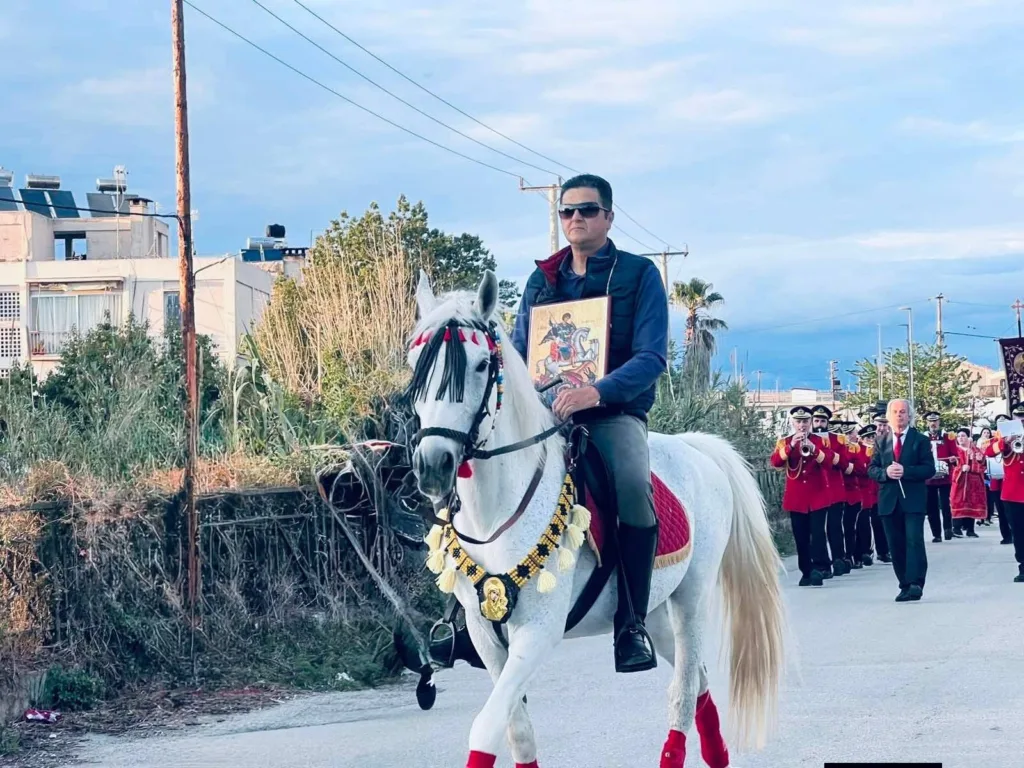 Πάτρα: Αλογο προσκύνησε την εικόνα του Αγίου Γεωργίου ΦΩΤΟ