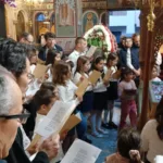 Παιδιά στο ψάλσιμο της Ζωοδόχου Πηγής, στην Παραλία Προαστίου ΦΩΤΟ