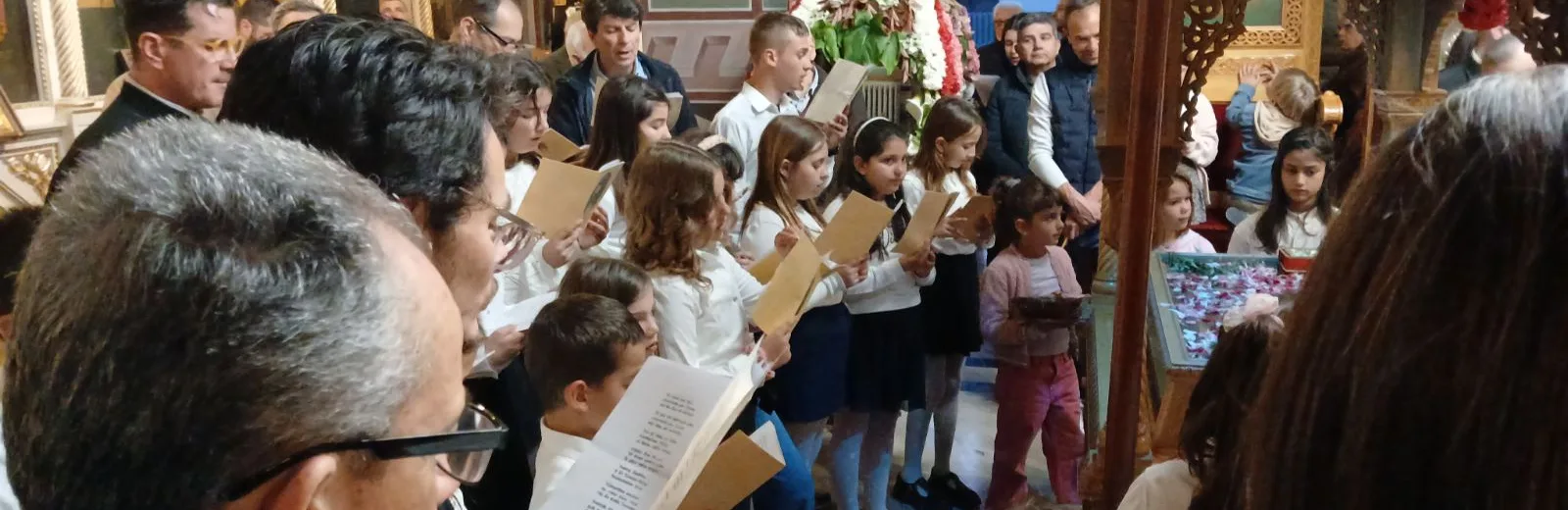 Παιδιά στο ψάλσιμο της Ζωοδόχου Πηγής, στην Παραλία Προαστίου ΦΩΤΟ