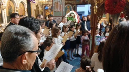 Παιδιά στο ψάλσιμο της Ζωοδόχου Πηγής, στην Παραλία Προαστίου ΦΩΤΟ