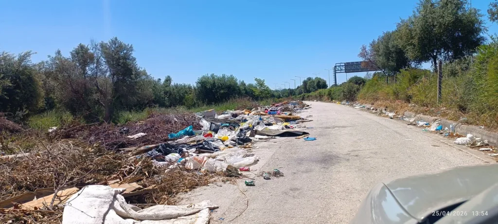 Μιντιλόγλι Πατρών: Σκουπίδια, σπίτια και μικρά παιδιά ΦΩΤΟ