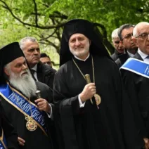 Με Ελπιδοφόρο και Κακλαμάνη ο Καλαβρύτων Ιερώνυμος στην 5η Λεωφόρο ΦΩΤΟ