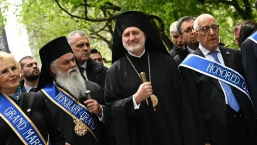 Με Ελπιδοφόρο και Κακλαμάνη ο Καλαβρύτων Ιερώνυμος στην 5η Λεωφόρο ΦΩΤΟ