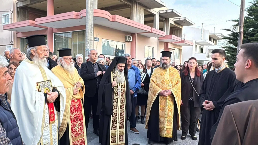 Πάτρα: Αλογο προσκύνησε την εικόνα του Αγίου Γεωργίου ΦΩΤΟ