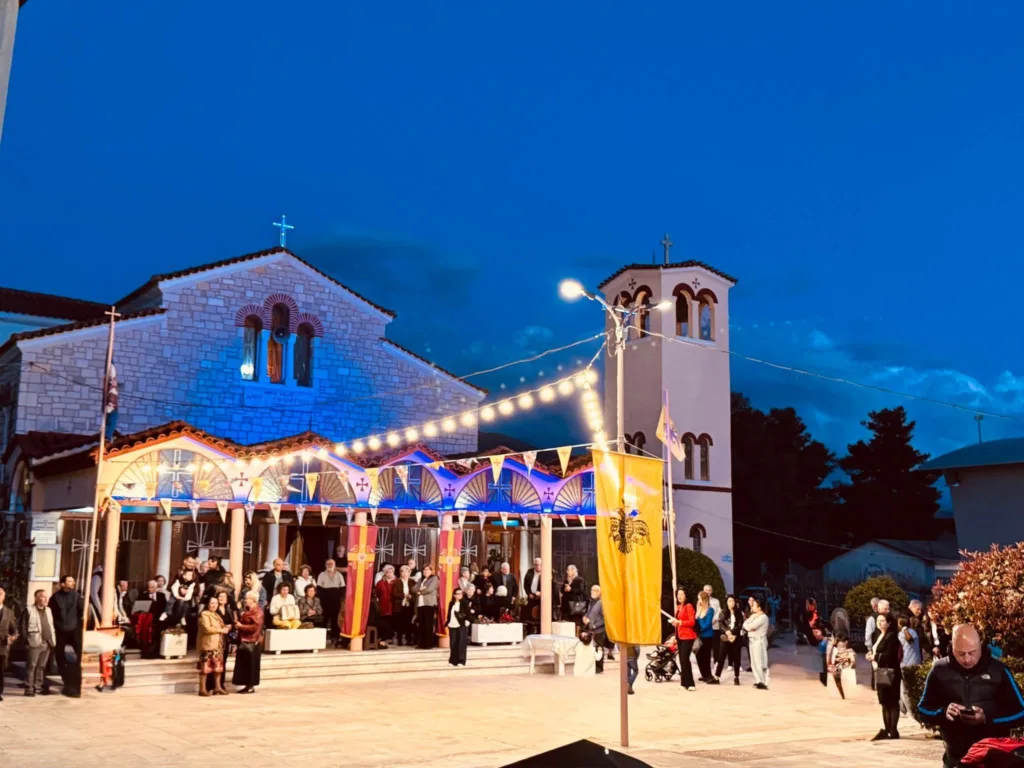 Πάτρα: Αλογο προσκύνησε την εικόνα του Αγίου Γεωργίου ΦΩΤΟ