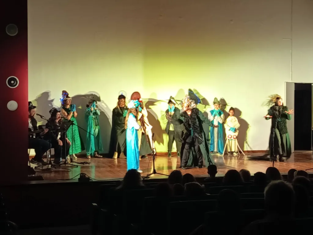 Η παράσταση της ΟΙΚΙΠΑ «Σε τρελό πανικό! Δένδρα - Ψάρια χτυπούν συναγερμό!» ΦΩΤΟ