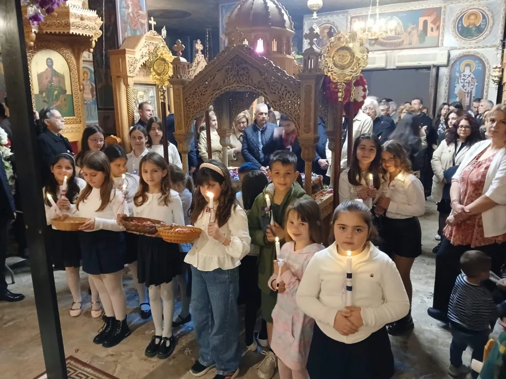 Παιδιά στο ψάλσιμο της Ζωοδόχου Πηγής, στην Παραλία Προαστίου ΦΩΤΟ