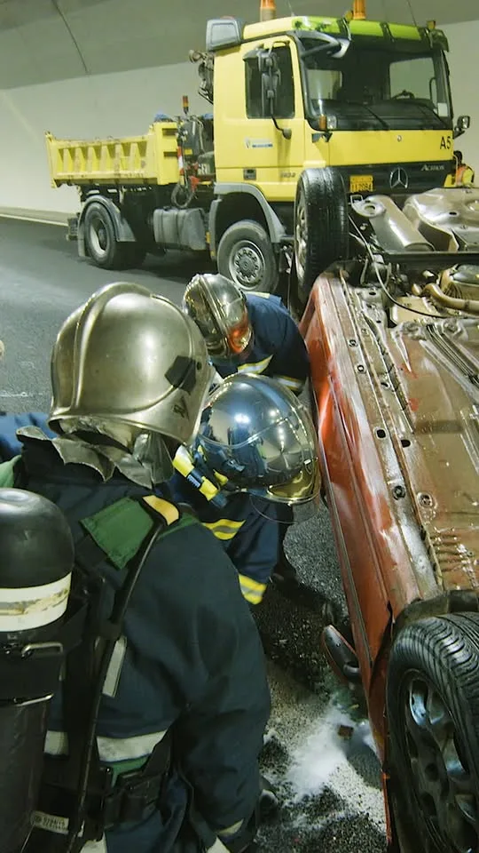 Πατρών-Κορίνθου: Σοβαρή δοκιμασία σε σήραγγα - Σκηνικό διάσωσης μετά από τροχαίο ΒΙΝΤΕΟ