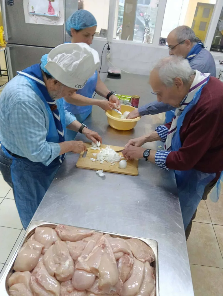 Στην Κουζίνα Αγάπης το 2ο Σύστημα Προσκόπων Πατρών ΦΩΤΟ