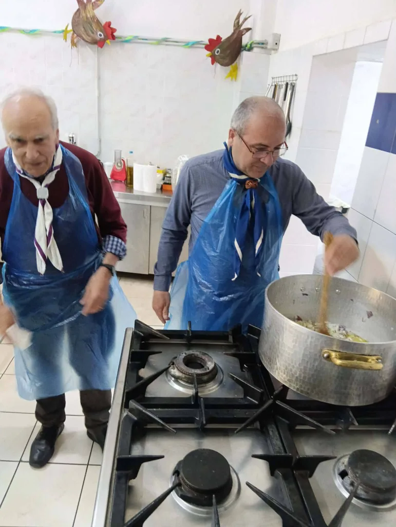 Στην Κουζίνα Αγάπης το 2ο Σύστημα Προσκόπων Πατρών ΦΩΤΟ