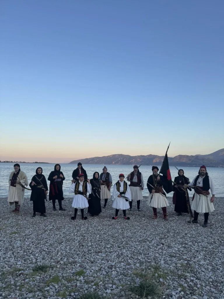 Το άγημα «Παναγιώτης Καρατζάς» Πάτρας στην απελευθέρωση της Ναυπάκτου ΦΩΤΟ