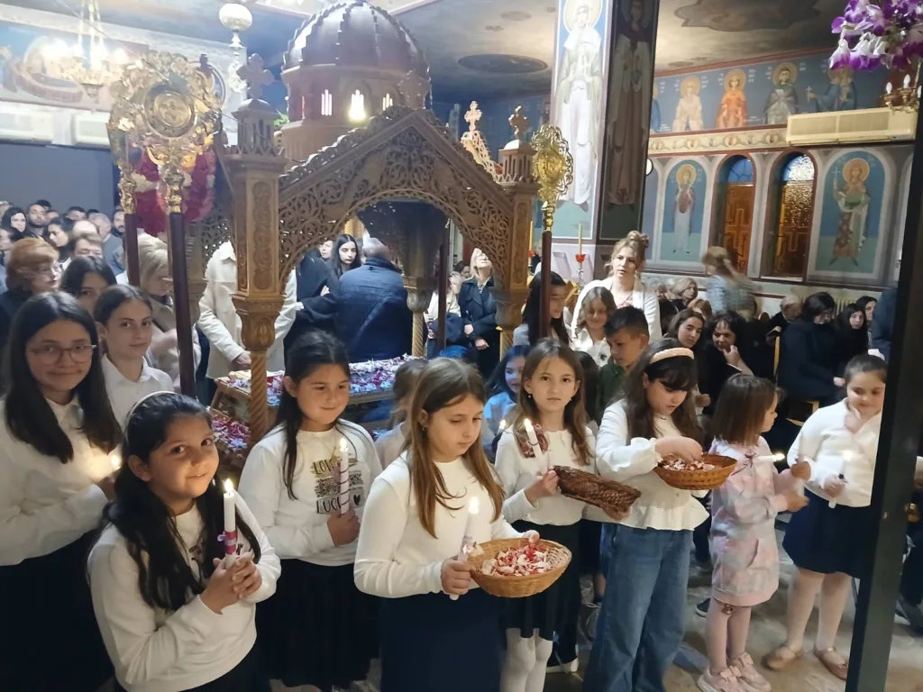 Παιδιά στο ψάλσιμο της Ζωοδόχου Πηγής, στην Παραλία Προαστίου ΦΩΤΟ