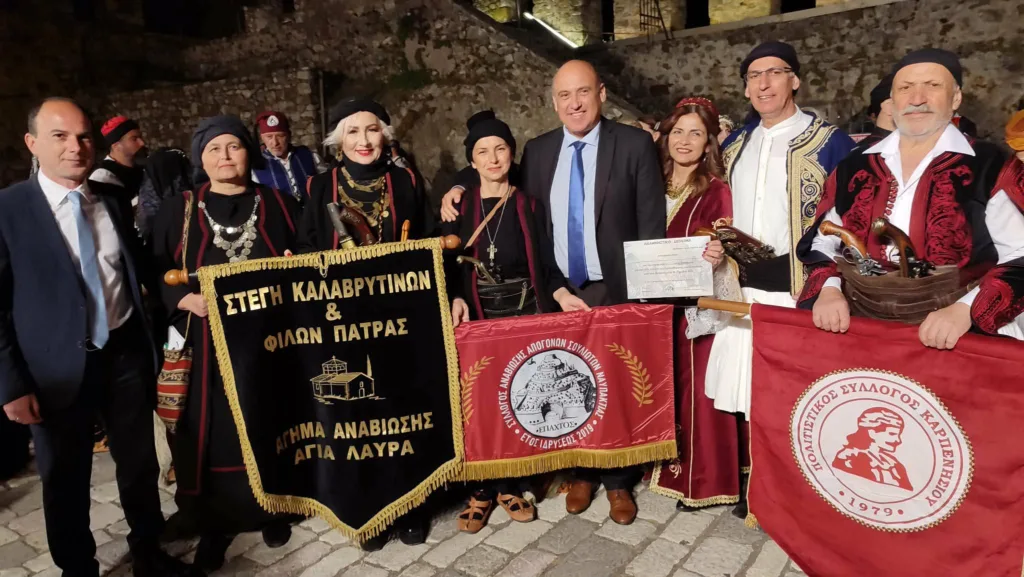 Οι Καλαβρυτινοί της Πάτρας, περήφανα, στη Ναύπακτο ΦΩΤΟ